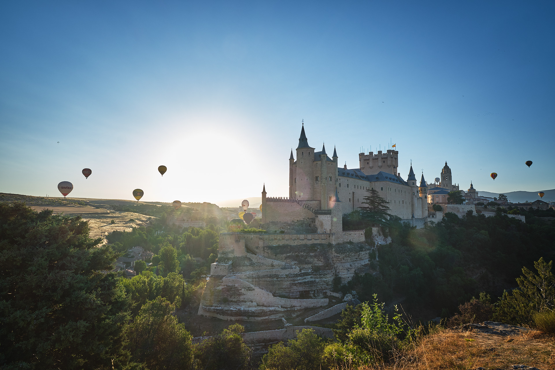 Alcázar de Segovia con globos aerostáticos